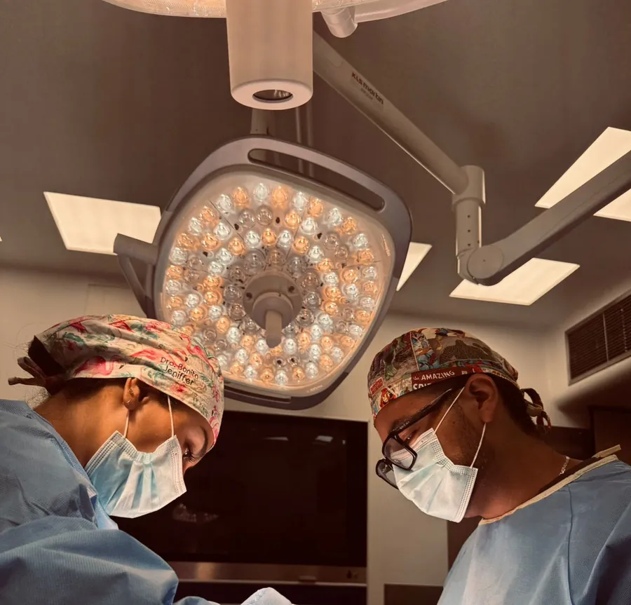 El Dr. Alex Miranda operando junto a la Dra. Jeniffer Alzate